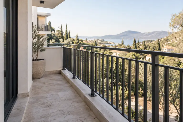 Dikey demir profilli balkon korkuluğu